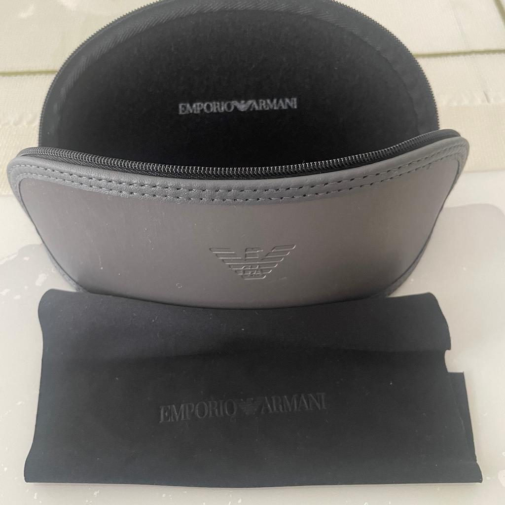 Verkauft wird ein Emporio Armani Sonnenbrille Etui mit Emporio Armani Putztuch.