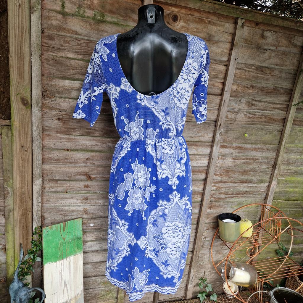 Asos size 12 midi length dress. Cornflower blue and white cut out lace 'tablecloth' stretchy fabric. Scalloped edges. Attached white underskirt. Elasticated waistband. Elbow length sheer sleeves. Low scoop back.
Chest measures 38"
Waist measures 26"-36"
Length 46"-47"
Few pulls.
60% nylon 40% polyester