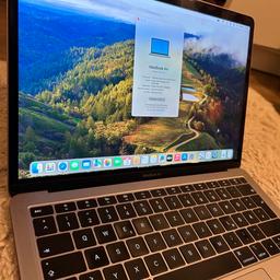 Das Apple MacBook Air ist ein leistungsstarker Laptop, der perfekt für den täglichen Gebrauch ist. Mit einem Intel Core i5 Prozessor der 8. Generation, 8 GB RAM und einer 256 GB SSD bietet es genug Leistung für alltägliche Computerarbeiten. Der 13,3 Zoll Bildschirm mit einer Auflösung von 2560 x 1600 Pixeln wird von einem Intel UHD Graphics 617 Grafikprozessor unterstützt. Das MacBook Air hat nützliche Funktionen wie Bluetooth, eine hintergrundbeleuchtete Tastatur und Touch ID. Die Konnektivität erfolgt über USB-C Anschlüsse. Es ist in Grau erhältlich und wurde 2018 auf den Markt gebracht. Es hat eine kleine Schramme an der oberen linken Ecke, ist aber ansonsten in gutem Zustand. Wird mit Original Kabel und Adapter geliefert.
