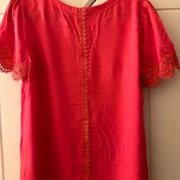 Red oasis top -size 12 brand new with tags
Cash on collection
Smoke & pet free home