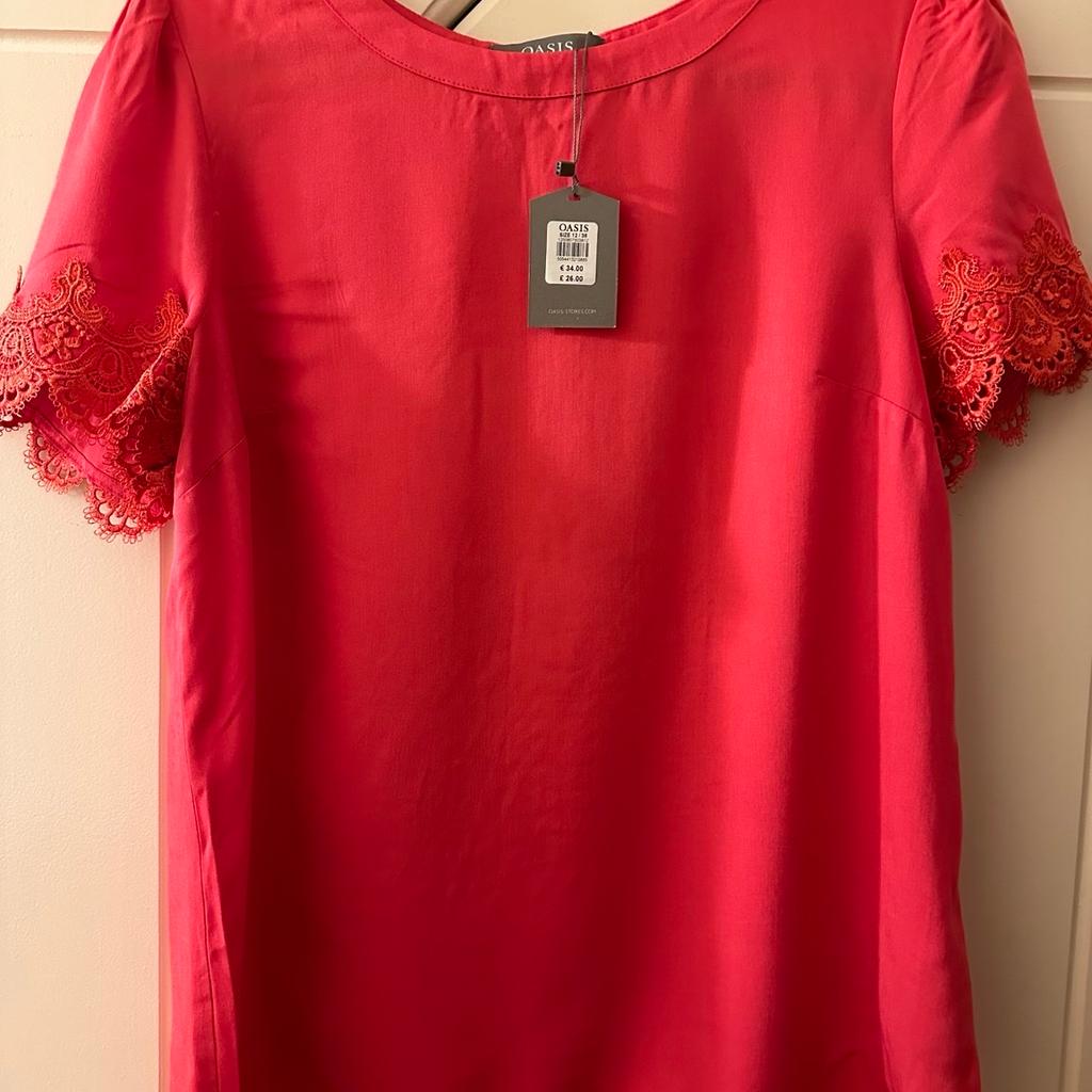 Red oasis top -size 12 brand new with tags
Cash on collection
Smoke & pet free home