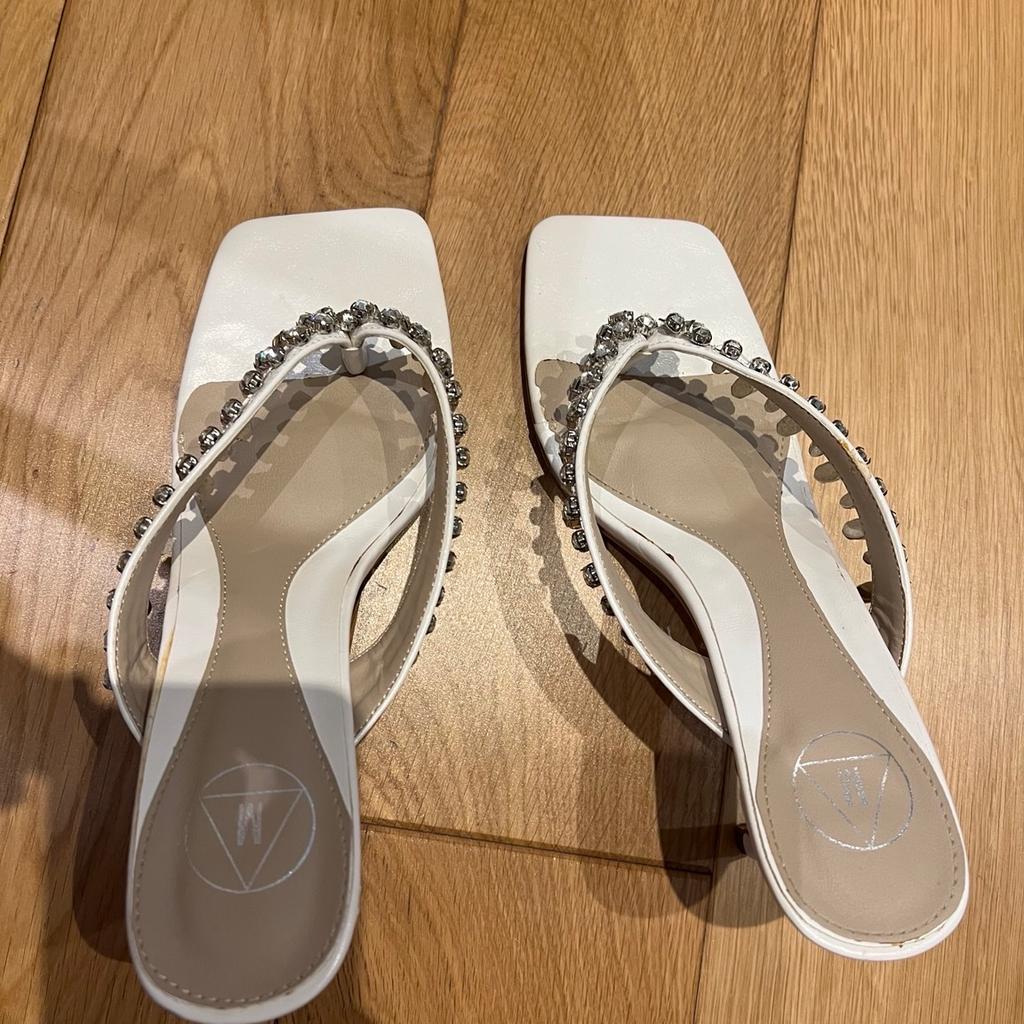 MISSGUIDED PUSH TOE HEELS WITH HANGING DIAMANTÉS !

-Condition like new
-Been worn only once
-Very easy to walk in and stylish too !