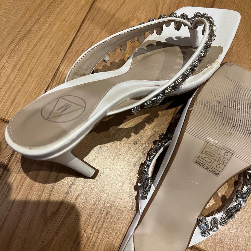 MISSGUIDED PUSH TOE HEELS WITH HANGING DIAMANTÉS !

-Condition like new
-Been worn only once
-Very easy to walk in and stylish too !