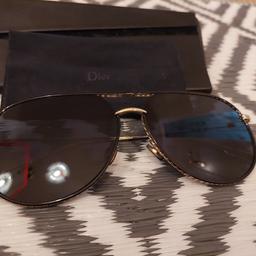 Verkaufe meine Dior Sonnenbrille, da sie mir zu groß ist. Farbe Gold, Gr 60, minimale Gebrauchsspuren vorhanden, mit Etui und Rechnungskopie.