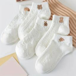 Ich biete hier diese 5 Paar neuen Socken in weiß gemustert mit gesticktem Motiv
Gr. 35 - 38 passend

Setpreis 15€
Einzelpaar 4€

Versand ist möglich
innerhalb DE auch als günstige BÜWA
 zzgl. 2,20€