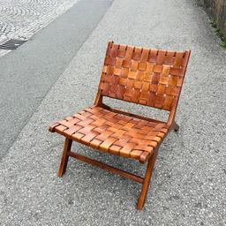 Schöner tadelloser Sessel gewebtes Leder und Holz. Breite/Höhe/Tiefe: ca. 60/80/70 cm. Neupreis 250€. Abzuholen in Wolfurt