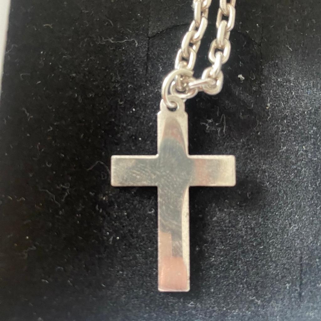 Verkaufe meine echte Silberkette mit Kreuz wurde nur selten getragen

Preis vhb 100€