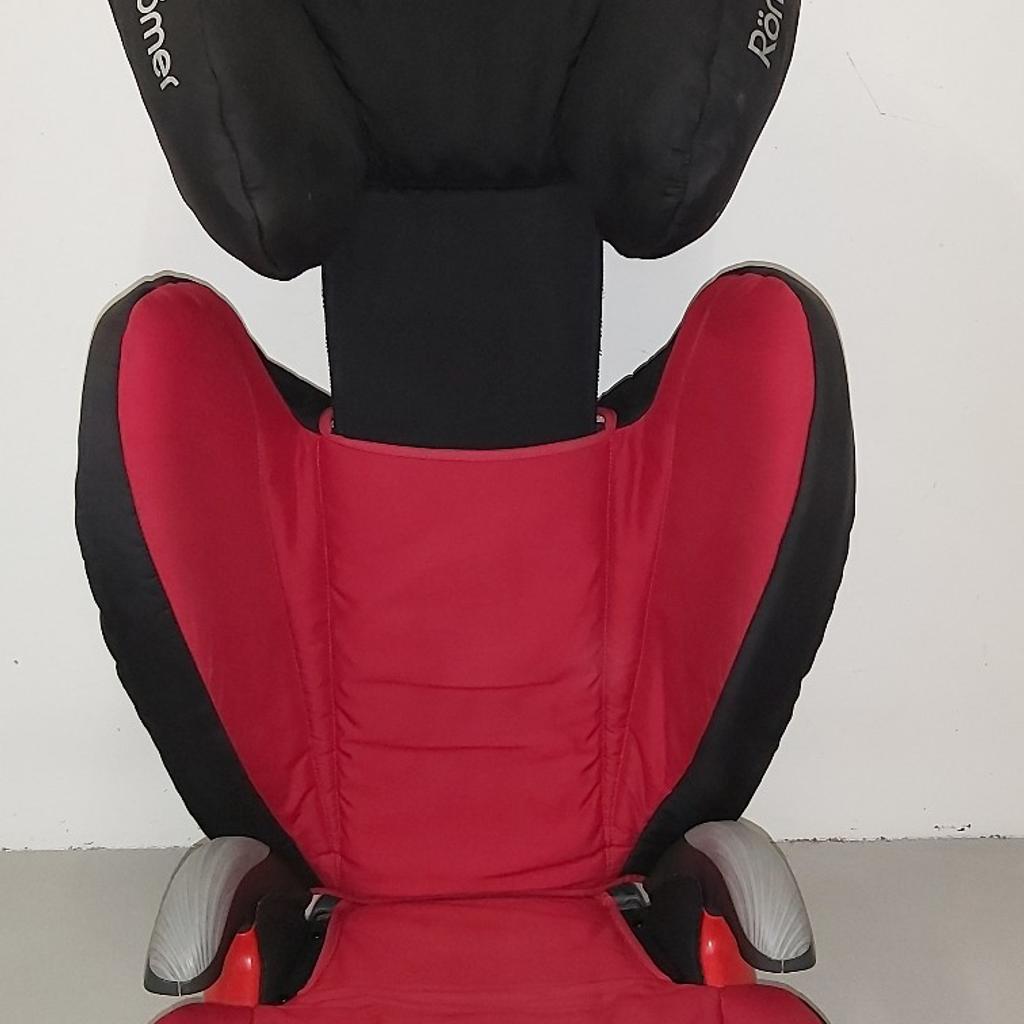 Farbe rot/schwarz
Der Kindersitz ist in einem super Zustand.
Er besitzt kein Isofix System.
Sitzunterlage ist auch dabei.