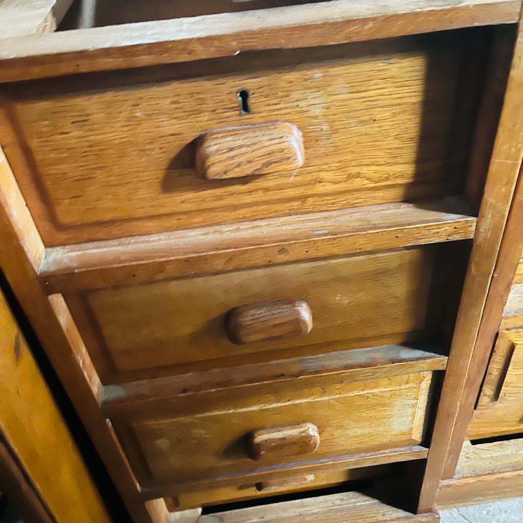 Schöner alter antiker Schreibtisch aus Holz mit tiefen Schubladen. Diverse Altersspuren, aber immer noch ein schöner Klassiker. Bereits auseinander gebaut. Selbstabholung in Wolfurt.