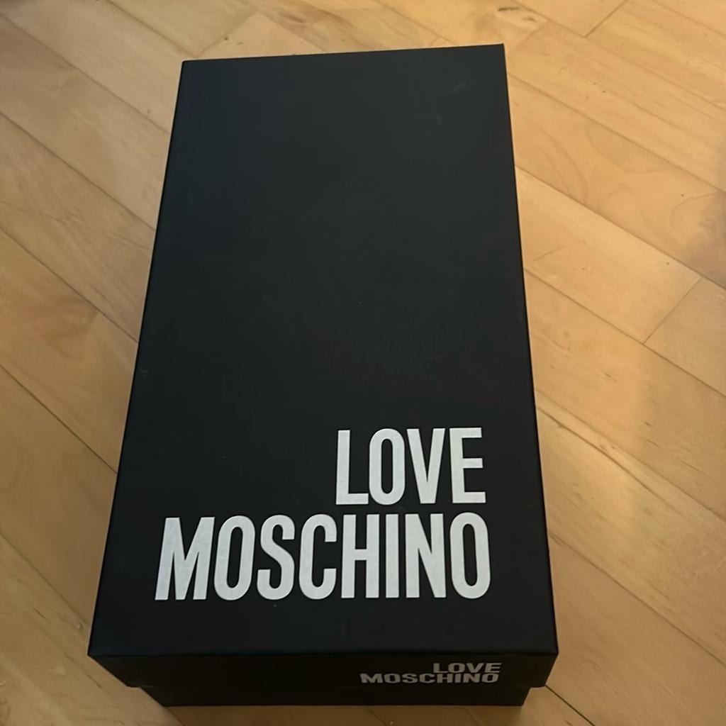 Love Moschino Heels in gutem Zustand! Gebrauchsspuren nur hinten am Stöckel. Vorne ansonsten keine Gebrauchsspuren und in sehr gutem Zustand! Mit Schachtel und Staubbeutel!