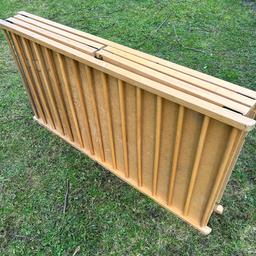 Laufgitter/Laufstall 120x120x62 mit Holzboden, kann klein zusammengebaut werden für Garten, Terrasse, Balkon etc.

Nichtraucher-Haushalt, keine Haustiere