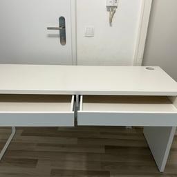 Hallo ich biete einen 3 Monate alten Ikea Schreibtisch in der Farbe Weiß an mit 2 Schubladen der Tisch hat keinerlei Gebrauchspuren und ist in der Größe 140cm Breite und 50 cm Tiefe 75cm Höhe bei Interesse gerne melden unter 017662208447