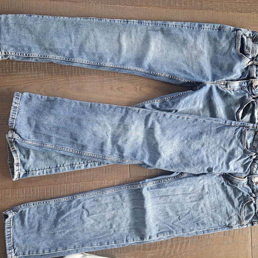 Verkaufe 5 Jeans in einem sehr guten Zustand. Ohne Flecken und Löcher.
2 Stk. sind Größe 158, 3 Stk. Größe 152.
Die helle ist von Zara, der Rest von H&M.
Privatverkauf keine Garantie und Rücknahme!