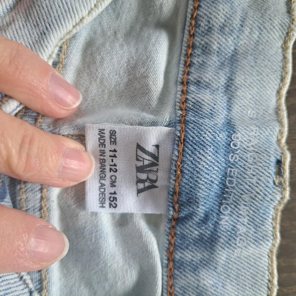 Verkaufe 5 Jeans in einem sehr guten Zustand. Ohne Flecken und Löcher.
2 Stk. sind Größe 158, 3 Stk. Größe 152.
Die helle ist von Zara, der Rest von H&M.
Privatverkauf keine Garantie und Rücknahme!