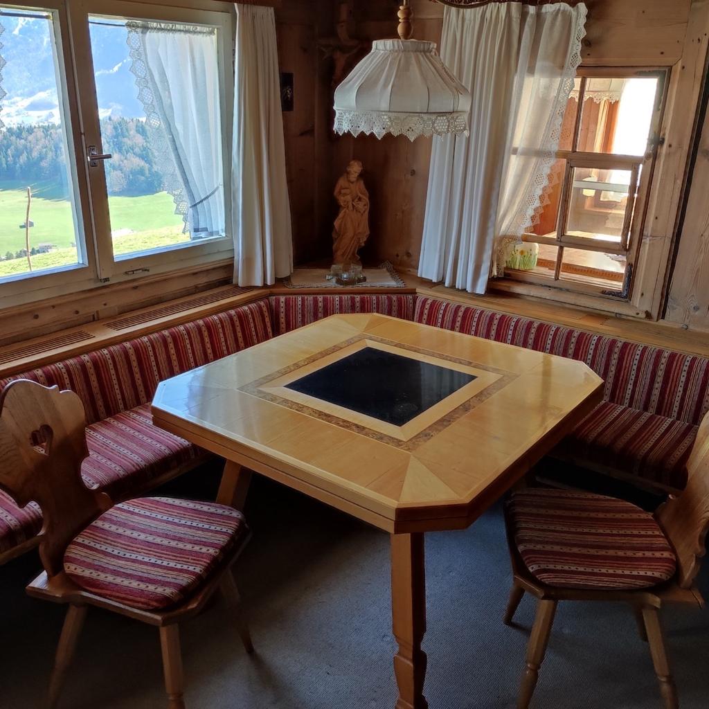 Bregenzerwälder Eckbank mit Tisch und 2 Stühlen in gutem Zustand zu verkaufen