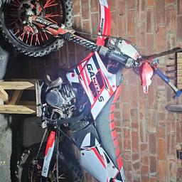 Soo here we have my gasgas ec250 2001 registered as 125cc in my name the genuine reason forsale is because I need to get to and from work in 1 piece 😂 this bike have been rebuilt with all s3 racing topend and is a ec300 bottom end please be assured this will get you to you destination fast and shaking with adrenaline. This bike is not for amateurs and will need a good leg to kick. Its currently on a daytime only mot as no lights  it's had alot of money on this bike recently a £140 sticker kit 😳 it still has some issues with being old boy could do with a new rear fender (works as is) as I flipped it on way home from work (currently need new number plate) I can get this made. 

Any questions please feel free to ask 

I'm looking to sell because im down grading to a scooter or swap for 125cc scooter must be fully working and in decent condition with cash my way

I have full logbook in my name ready to go with mot

2900 ono