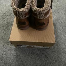 Jocelin Ugg boots
Excellent condition 
Size uk 3 1/2
Color espresso
Ankle boot with shearling fur and buckle