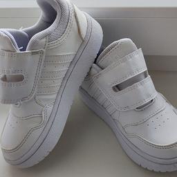 Hallo alle zusammen
nagelneue Adidas Schuhe.
Größe 27
Leider zu klein gekauft. nur 1 mal getragen. Neupreis 36€