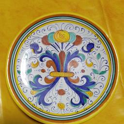 Bellissimo piatto decorativo originale Deruta multicolore, misura 20 x 20 cm. si può anche appendere