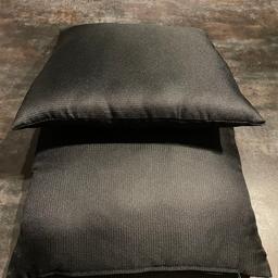 verkaufe Couchkissen 2 stück NEU unbenutzt
Farbe schwarz
Maße ca. 40x40cm
