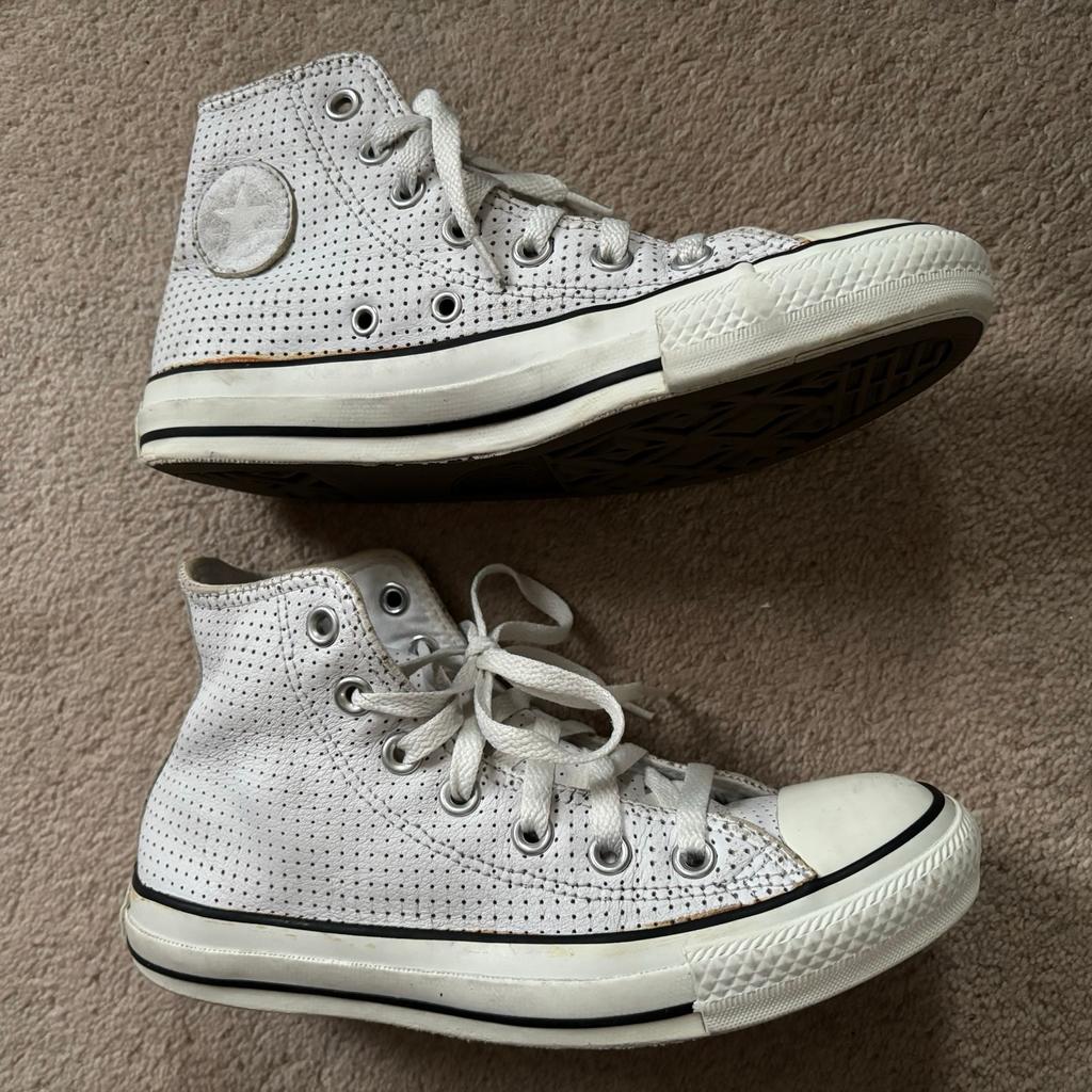 White converses women’s size 4 U.K.
bargain
Good condition - as seen in pictures
Bundle discounts available