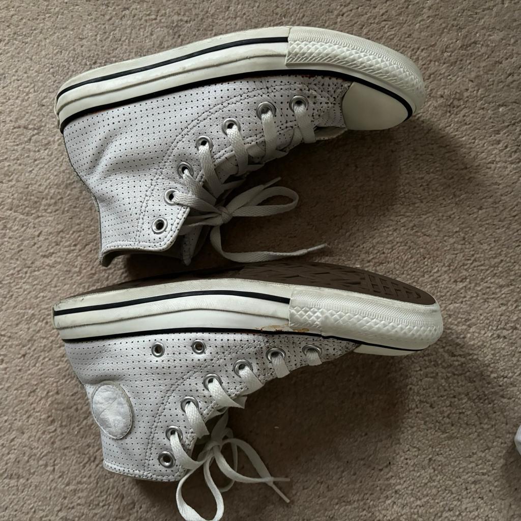 White converses women’s size 4 U.K.
bargain
Good condition - as seen in pictures
Bundle discounts available