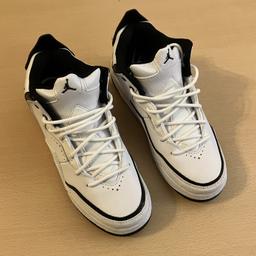 Nike Air Jordan Courtside 23 (Größe 38)

- Marke: Nike / Air Jordan
- Modell: Boys Courtside 23 (AR1002-002)
- Farbe: weiß
- Material: Leder
- Größe: 38 (US 5.5)

!!! NEU - nicht getragen !!!