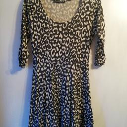 Size 12 jersey skater style animal print dress with 3/4 length sleeves. Looks great worn with leggings.
In good condition.
50% Cotton 50% Viscose
From a smoke and pet free home.