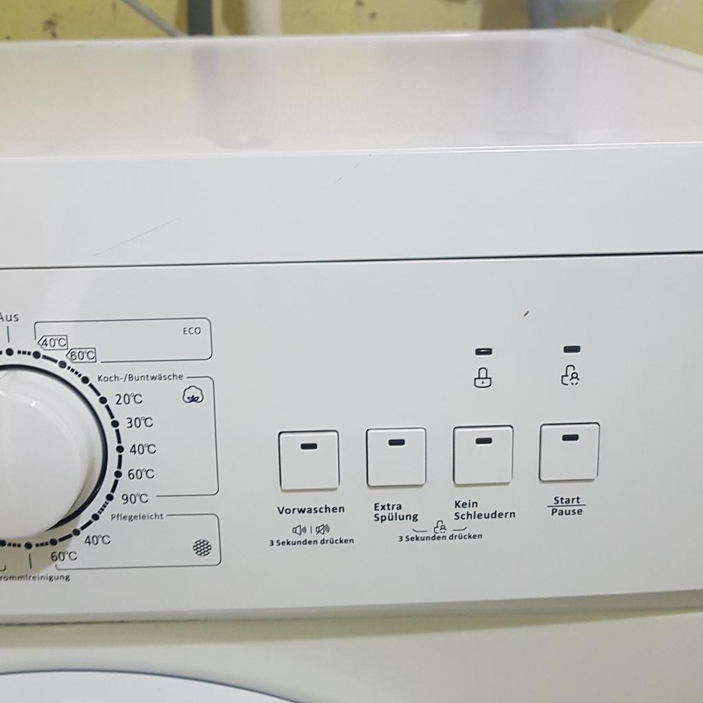 Ich biete eine Waschmaschine von Bomann WA 5719. Die Waschmaschine funktioniert einwandfrei. Sie ist robust, stabil, rostfrei und seit 2018 hat sie keine Defekte aufgewiesen. Elektrisch und mechanisch funktioniert alles super.
Gern kann die Waschmaschine vor dem Kauf angeschaut werden.
Die Waschmaschine stammt aus einem rauchfreien und tierfreien Haushalt. Eine Bedienungsanleitung ist auch vorhanden. Die Waschmaschine kann mit Höhenverstellbaren Füßen ausgestattet werden. Nur für Selbstabholer. Weitere technische Daten siehe unten und Bilder.

Verbrauchsdaten:
gew. Jahresverbrauch: 9.240 Liter / 173 kWh
Leistungsaufnahme im Aus-Zustand: 0,5 W
Leistungsaufnahme im unausgeschalteten Zustand: 1,0 W
Elektrischer Anschluss, Anschlussspannung: 220-240 V~ / 50 Hz, Anschlussleistung: 1.950 W