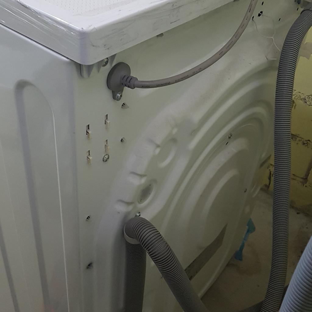 Ich biete eine Waschmaschine von Bomann WA 5719. Die Waschmaschine funktioniert einwandfrei. Sie ist robust, stabil, rostfrei und seit 2018 hat sie keine Defekte aufgewiesen. Elektrisch und mechanisch funktioniert alles super.
Gern kann die Waschmaschine vor dem Kauf angeschaut werden.
Die Waschmaschine stammt aus einem rauchfreien und tierfreien Haushalt. Eine Bedienungsanleitung ist auch vorhanden. Die Waschmaschine kann mit Höhenverstellbaren Füßen ausgestattet werden. Nur für Selbstabholer. Weitere technische Daten siehe unten und Bilder.

Verbrauchsdaten:
gew. Jahresverbrauch: 9.240 Liter / 173 kWh
Leistungsaufnahme im Aus-Zustand: 0,5 W
Leistungsaufnahme im unausgeschalteten Zustand: 1,0 W
Elektrischer Anschluss, Anschlussspannung: 220-240 V~ / 50 Hz, Anschlussleistung: 1.950 W