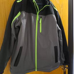 schöne neue warme Herren Jacke in Gr XL ist leider zu groß,daher wird sie verkauft
nie getragen
in der Farbe grau,schwarz und grün
NP:50€

-> Versand möglich 📦
-> Abholung möglich 😉