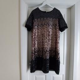 Dress “Next“

With Black and Gold Glitter

 Black Mix Colour

Good Condition

Actual size: cm and m

Length: 94 cm

Length: 68 cm from armpit side

Shoulder width: 48 cm

Length sleeves: 22 cm

Volume hand: 45 cm

Volume breast: 1.12 m – 1.14 m

Volume waist: 1.13 m – 1.14 m

Volume hips: 1.16 m – 1.17 m

Size: 20 (UK) Eur 48

100 % Polyester

Made in China