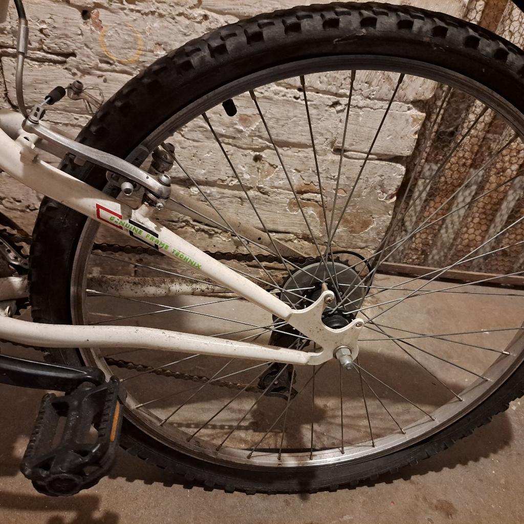 Hier verkaufe ich ein Fahrrad von der Marke "Everest Atb"

Die Reifen sind platt muss erneuert werden

Bremshebel funktioniert nicht

Nichts abgebrochen etc.

Für mehr fragen kontaktieren Sie mich bitte

Keine Haftung, Gewährleistung oder Rücknahme

Nur abholung

VG