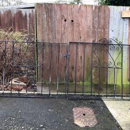 Set of lovely gates just need a wipe down (it’s dried dirt) it’s not scratched as it looks… any questions please ask
Bargain price @ £20 will deliver locally for £5