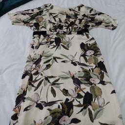 lovely silky feel dress
fully lined
worn a couple of times only
different shades of green leaves
raglan sleeves

open to reasonable offers