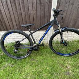 29 inch wheels 
New grips 
New mud guard 
Black&blue
In great condition only used a few times