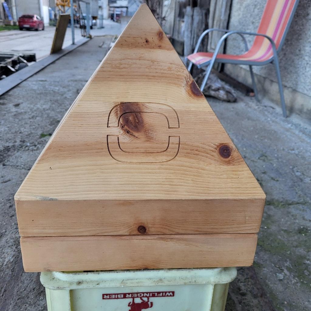 Ich biete hier im Auftrag eine sehr schöne,einzigartige Brotdose aus Zirbenholz zum Verkauf an.
Maße:
Länge:37 cm
Breite:37 cm
Höhe:40 cm