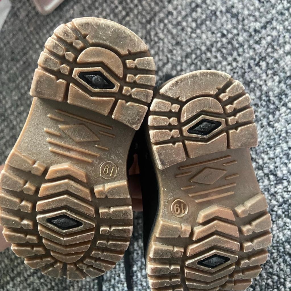 Verkaufe die Babyschuhe meiner Tochter.
Wie man auf den Bilder erkennen kann sind diese noch wie neu.
Die Schuhe sind gefüttert.
Größe 19