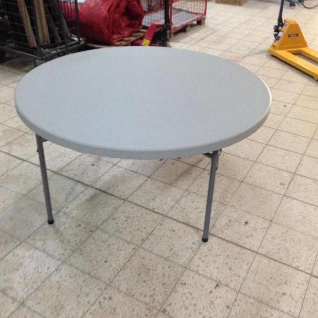 runder Banketttisch für 8 bis 12 Personen (pro Tisch)

> Durchmesser ca. 183 cm
> Höhe (aufgebaut): 74,5 cm
> PVC-Tischplatte mit einklappbarem Fußgestell

4stk.
Gebrauchtverkauf!