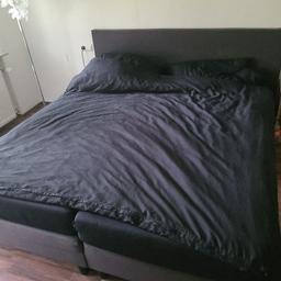 verkaufe ein Boxspringbett
Größe 200×180×53
Das Bett ist in einem guten Zustand und muss wegen Umzug verkauft werden. Neupreis war vor 4 Jahren bei 700€.Der Preis ist VB