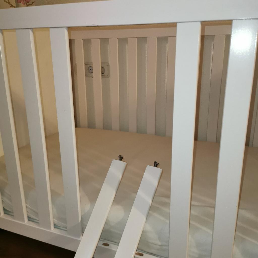 Gitterbett 70x140 cm (4x höhenverstellbar) Baby - zu Kinderbett umbaubar. 2 Gitterstäbe kann man auch weglassen, damit das Kleinkind alleine raus und rein kann. Inkl. Matratze und wer will auch gerne Betthimmel dazu.
Kein Versand/kein PayPal