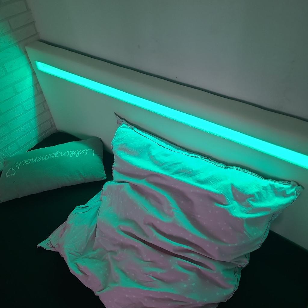Verkaufe ein Doppelbett mit LED-Lichtleiste im Kopfteil. Das Bett ist aus weißen Kunstleder. Bett und Matratze sind in einem guten Zustand. Leider müsste der Lattenrost erneuert werden. Die Größe ist 200×140×32. Das Bett ist auseinander gebaut und steht zum abholen bereit