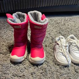 7 pairs toddler girls shoes
Size 5 UK

Hunter boots
Nike air force (size 5.5)
2x sandals
Sock shoes
Chelsea boots
Pink boots (slight scuff on front)

Good clean condition