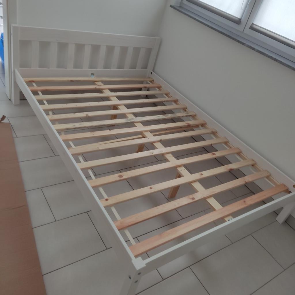 Ich verkaufe neue Bett das Bett ist ein Woche alt Natur Holz und schön das Bett ist 140x200 interresse ruf mich an 015229058353 liebe Grüße F