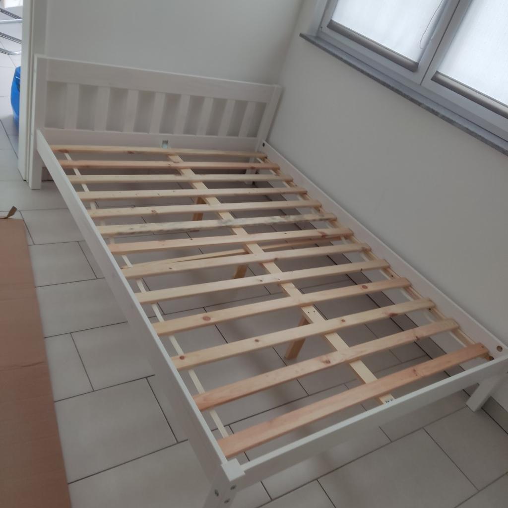 Ich verkaufe neue Bett das Bett ist ein Woche alt Natur Holz und schön das Bett ist 140x200 interresse ruf mich an 015229058353 liebe Grüße F