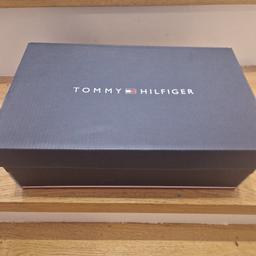 Verkaufe neue Herren Sneaker Tommy hilfiger. 
Leider falsche Geschenk.
Große 41
Farbe grau
Neue original mit Karton .