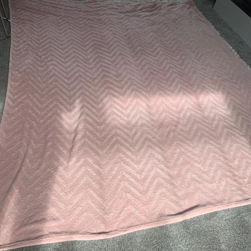 Extra large pink throw in excellent condition. Size 250 by 200cm