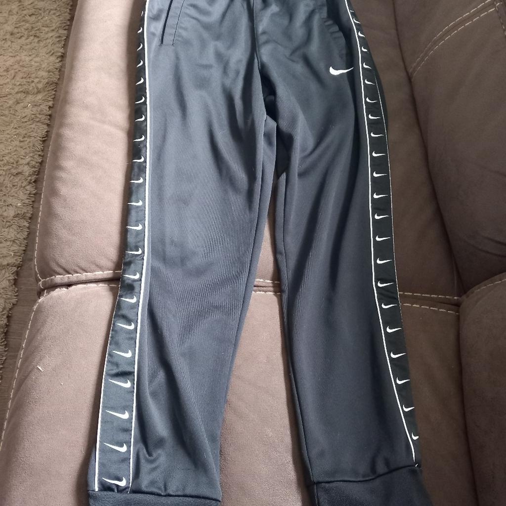 Nike track pants, size XL (158-170cm).

Hardley worn, like new.

Two pockets on front, and one on back with press stud. Drawstring waist.

OL7 area

Can combine postage