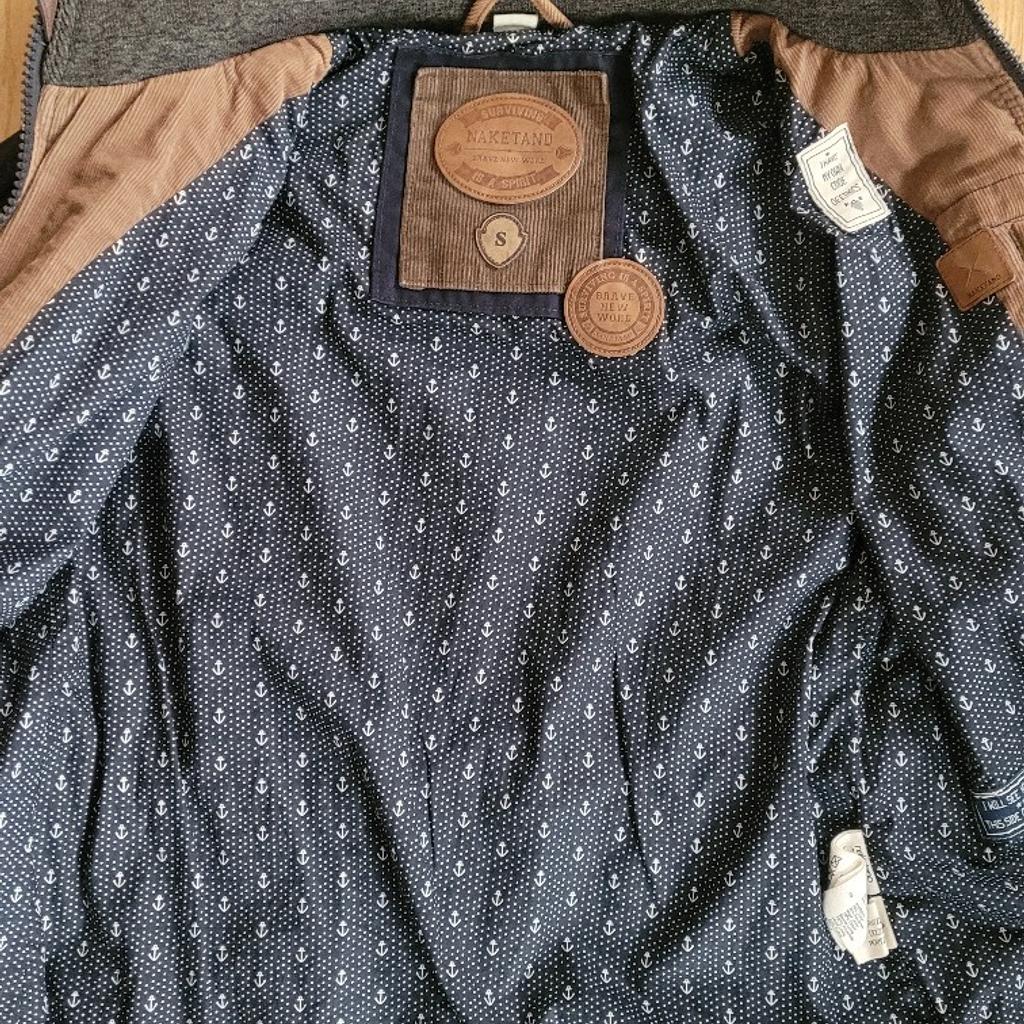 Biete hier eine sehr gut erhaltene Naketano Jacke an .Sie wurde sehr wenig getragen,da sie meiner Tochter nicht so gefallen hat wie mir :)

Wir sind ein Tierfreier Nichtraucher Haushalt Versand gegen Aufpreis möglich