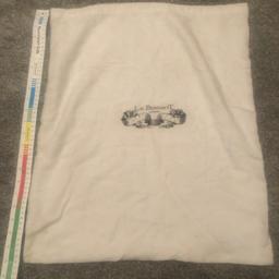 LK Bennett dust bag for shoes or handbag - cream in colour

Condition - used but in great condition

Free collection from Bradford, West Yorkshire.

Alternatively, I can post out via Royal Mail first class delivery for £2.00 or Royal Mail second class delivery for £1.60